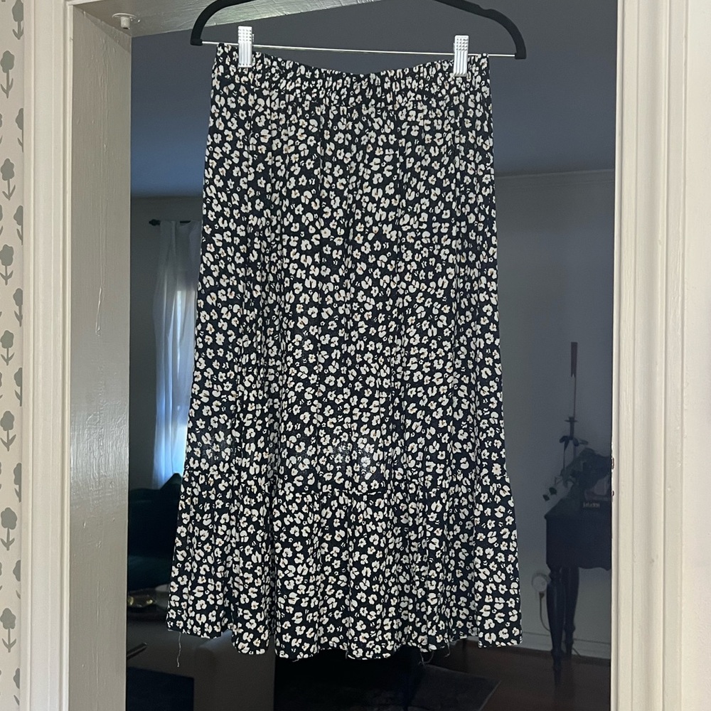 Anne Carson Navy and White Floral midi Skirt